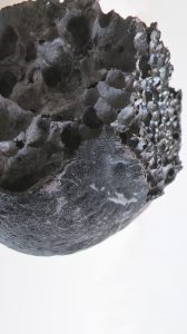 Oeuvre de Iva Sintic, matériau entre pierre et métal