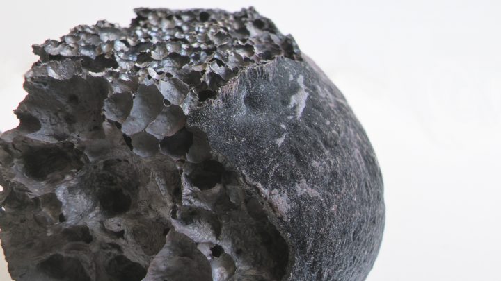 Oeuvre de Iva Sintic, matériau entre pierre et métal