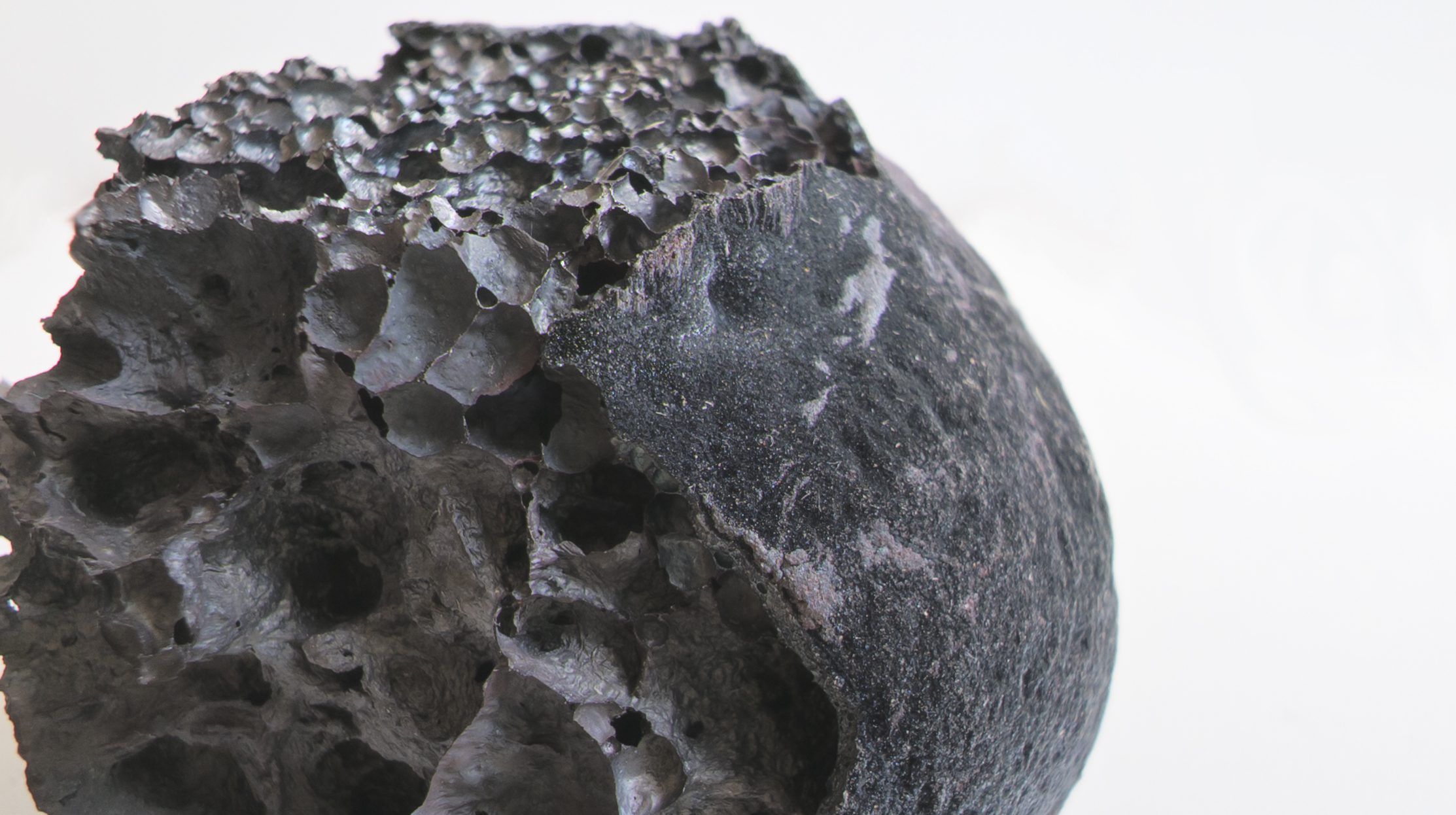 Oeuvre de Iva Sintic, matériau entre pierre et métal