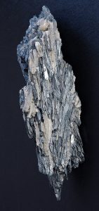 Morceau de stibine, minerai principal d'antimoine