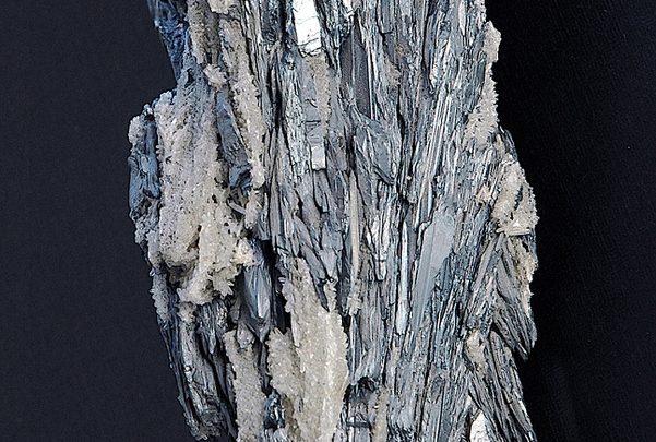 Morceau de stibine, minerai principal d'antimoine