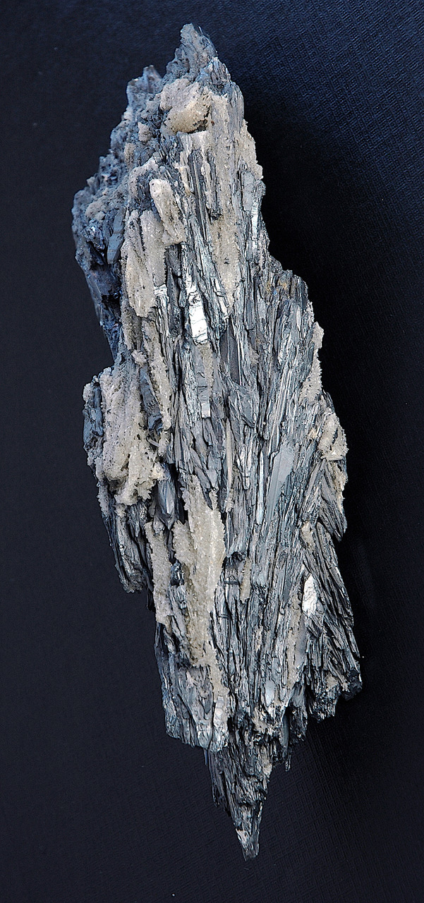 Morceau de stibine, minerai principal d'antimoine