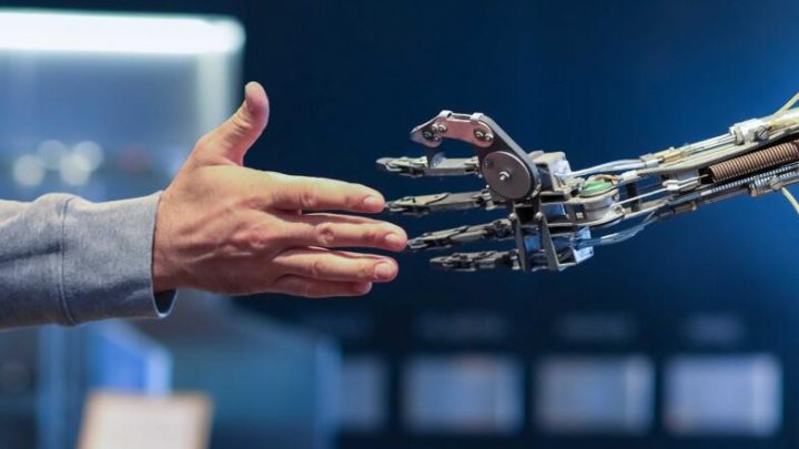 Poignet de main entre une main humaine et une main robotique