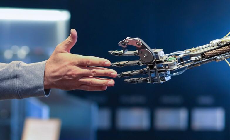 Poignet de main entre une main humaine et une main robotique