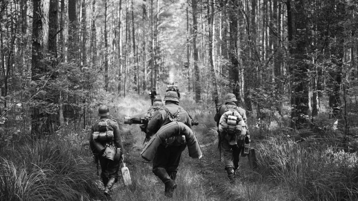 Soldats allemands marchant dans la forêt