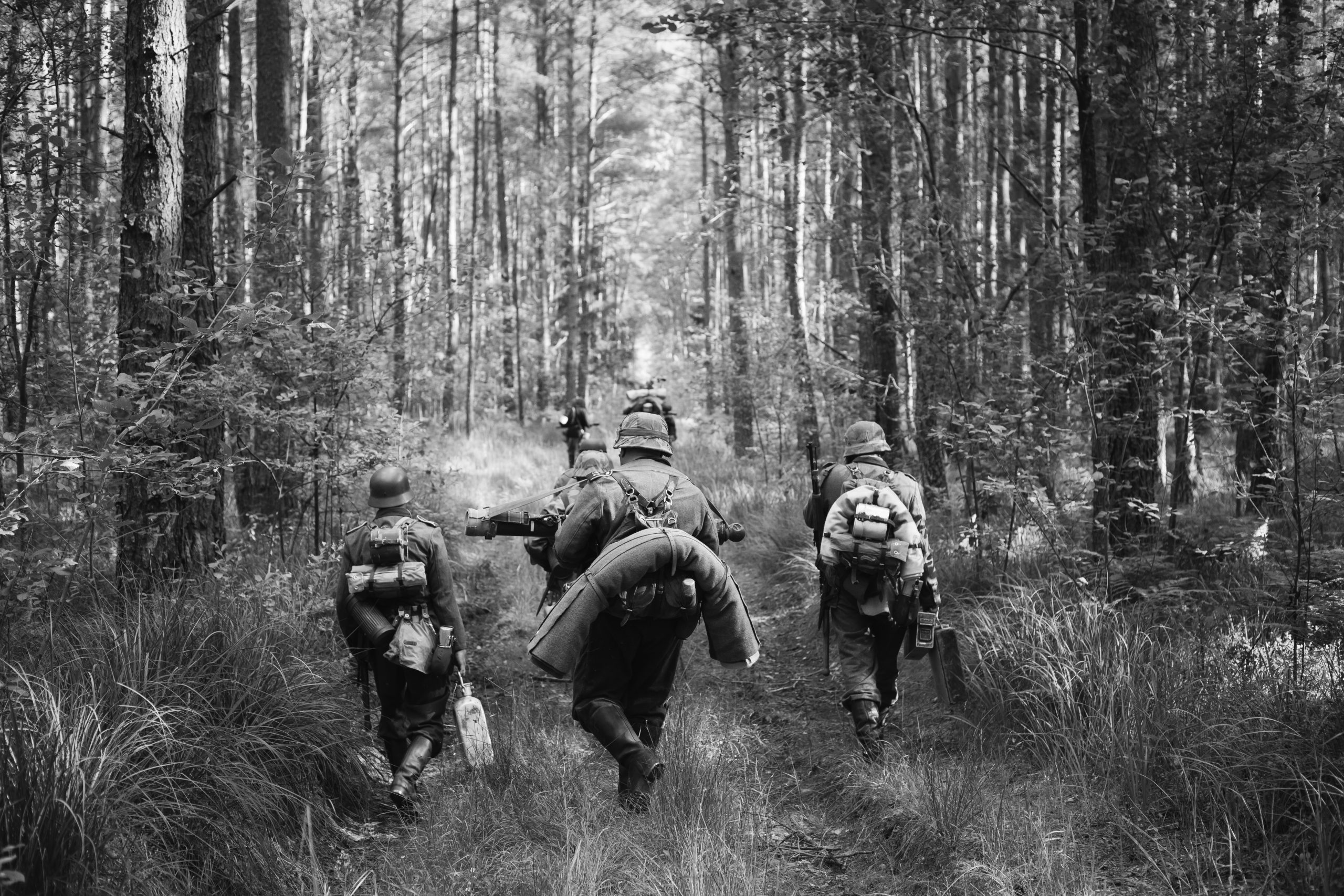 Soldats allemands marchant dans la forêt