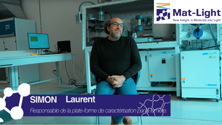 Laurent Simon assis dans un laboratoire