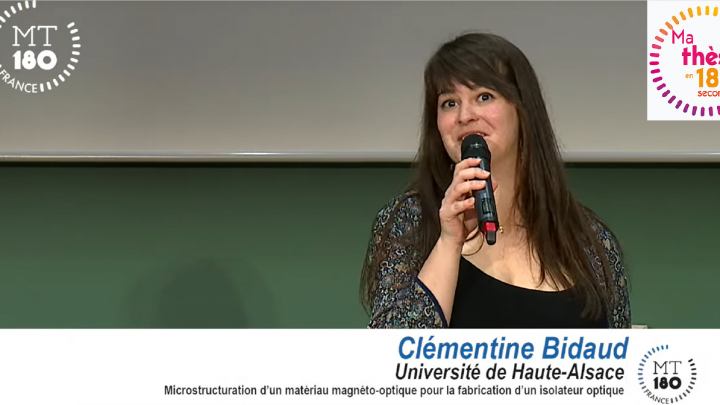 Clémentine Bidaud en pleine présentation Ma Thèse en 180 secondes