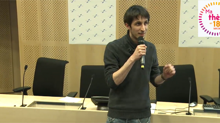 Baptiste Revol en pleine présentation Ma Thèse en 180 secondes