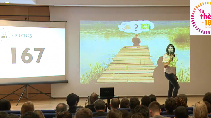 Adeline Marguier en pleine présentation Ma Thèse en 180 secondes