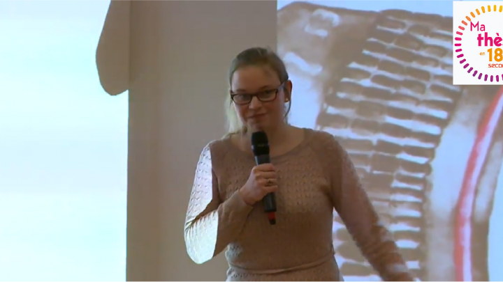 Marlena Betzner en pleine présentation Ma Thèse en 180 secondes