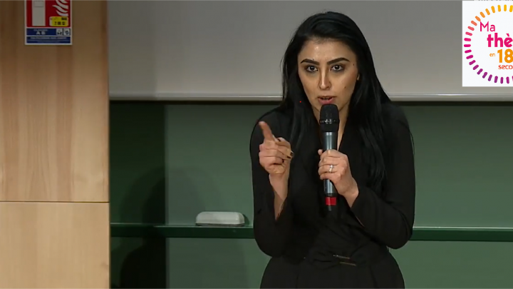 Tuba Kavalli en pleine présentation Ma Thèse en 180 secondes