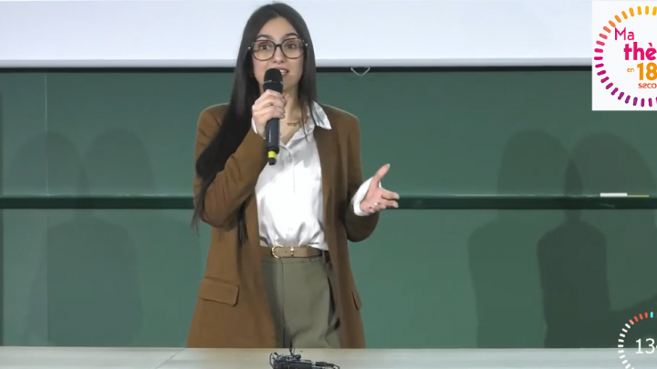 Eya Ghomri en pleine présentation Ma Thèse en 180 secondes