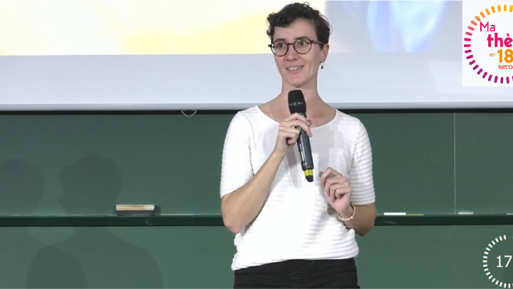 Orlane Douguet en pleine présentation Ma Thèse en 180 secondes