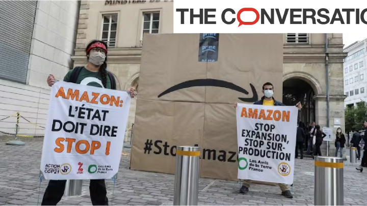 Des militants manifestent devant le ministre français de l'économie et des finances contre Amazon