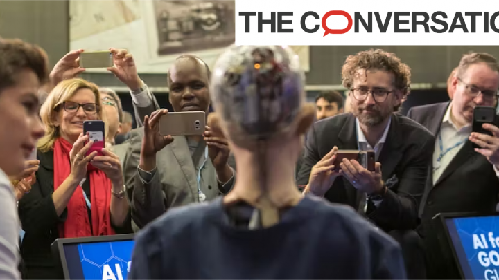 Sophia, robot social créé par la Hanson Robotics Ltd s'exprime devant un public