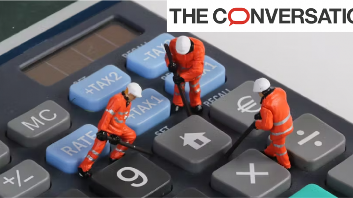 Ouvriers en train de démonter les touches d'une calculatrice