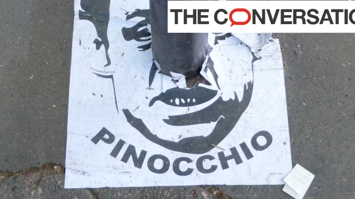 Affiche de Sarkozy représentant Pinocchio lors des manifestations contre la réforme des retraites en octobre 2010 à Paris.