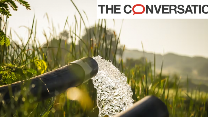 Tuyau arrosant un champs