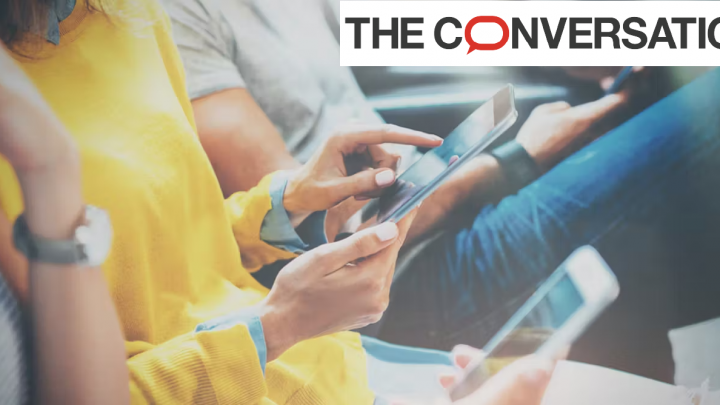 Photo présentant des personnes sur leurs smartphones