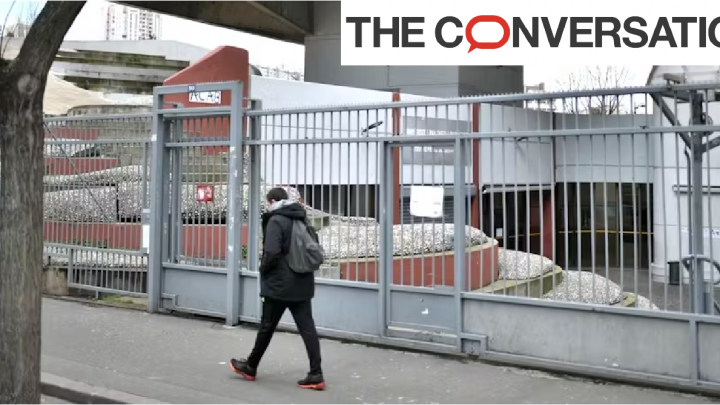 Photo d'une personne passant devant une université