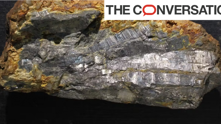 Cristaux de stibine (Sb2S3), à base d'antimoine