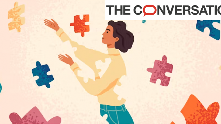 Image d'une femme avec des pièces de puzzle flottant autour d'elle