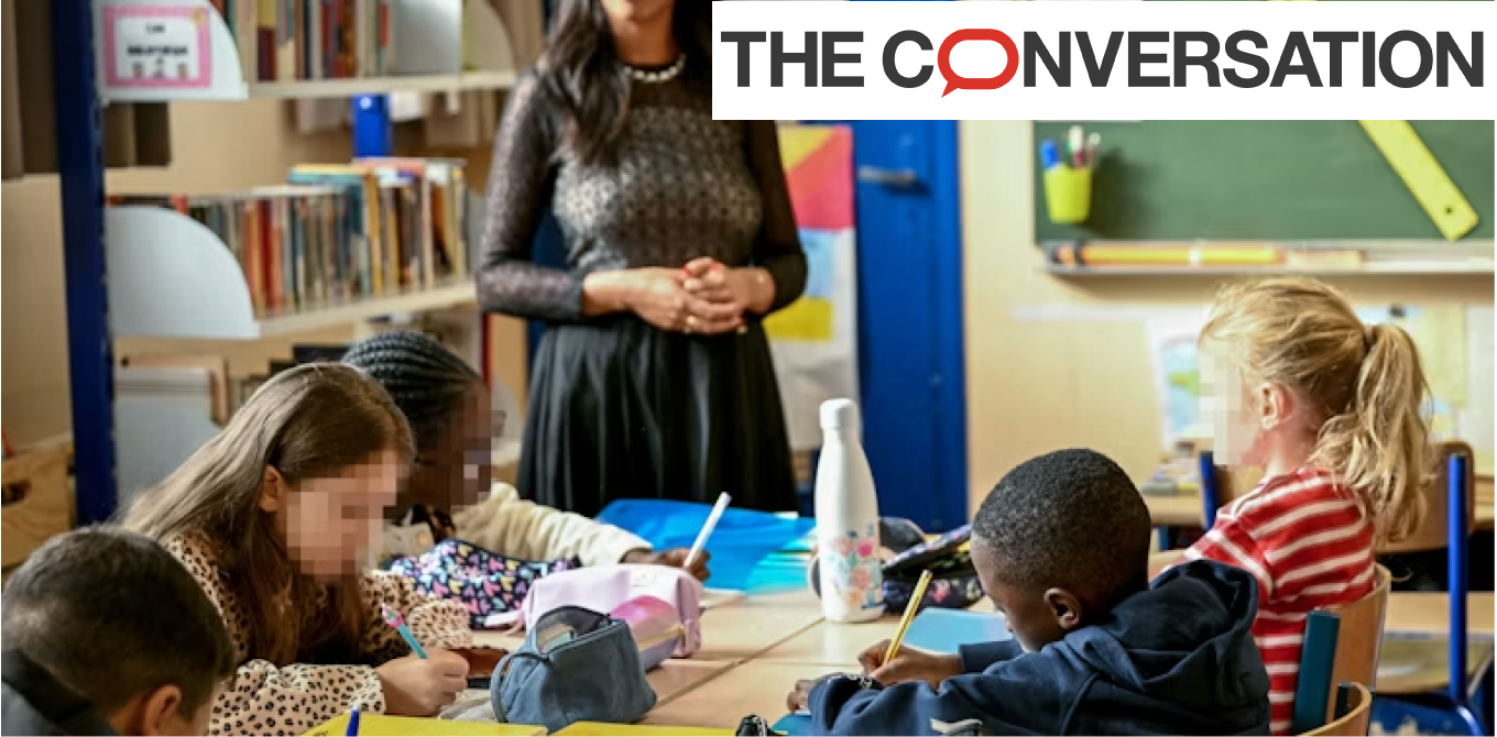 Classe avec des élèves autour d'une table, supervisés par une professeure