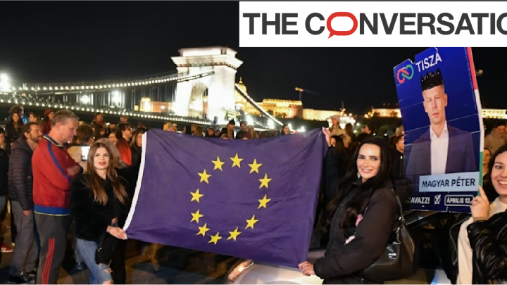 Des partisans du parti Tisza de Peter Magyar manifestent à Budapest en brandissant un drapeau de l’Union européenne