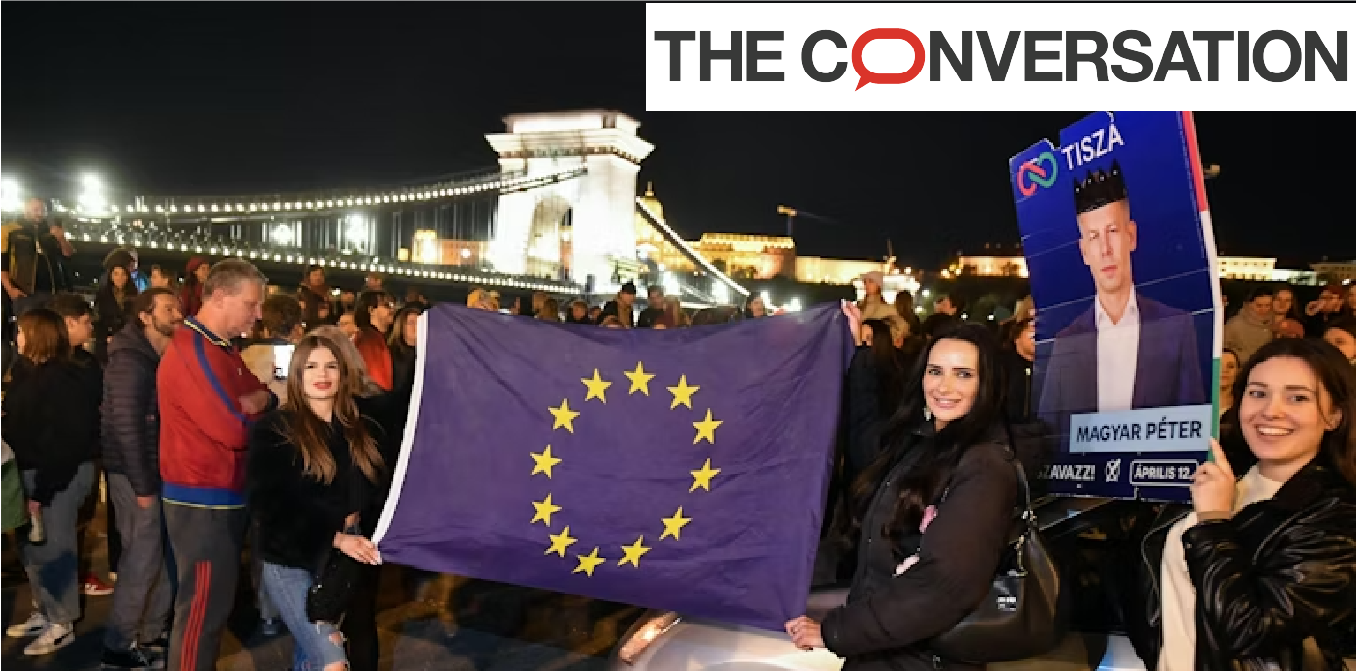 Des partisans du parti Tisza de Peter Magyar manifestent à Budapest en brandissant un drapeau de l’Union européenne