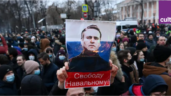 Affiche représentant Alexeï Navalny lors d'une manifestation de soutien à l'opposant de Poutine.