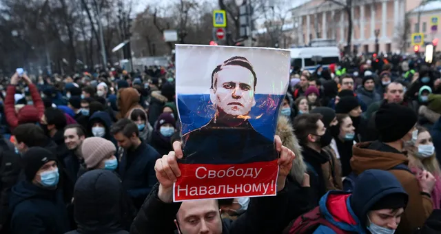 Affiche représentant Alexeï Navalny lors d'une manifestation de soutien à l'opposant de Poutine.