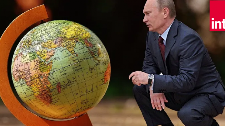 Vladimir Poutine agenouillé devant une mappemonde