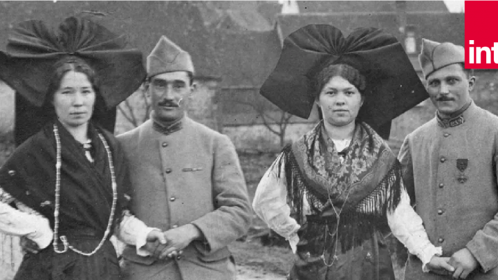 Deux Alsaciennes en habits traditionnels posent avec deux soldats français