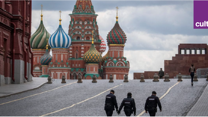 Une patrouille de trois policiers sur la Place Rouge désertée le 17 mai dernier