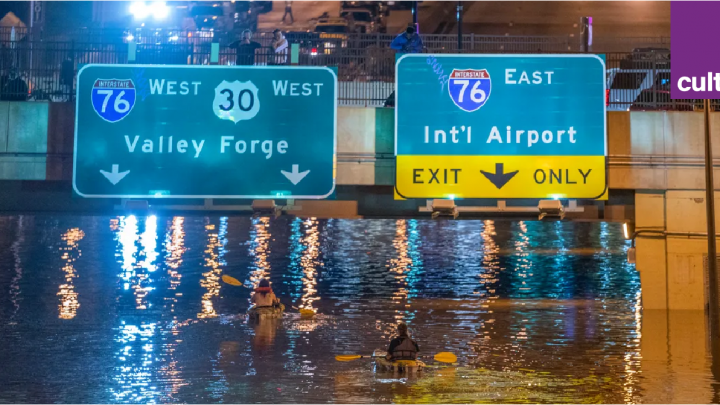 Des kayaks sur une portion de l’autoroute 676 après les fortes pluies provenant de l’ouragan Ida à Philadelphie
