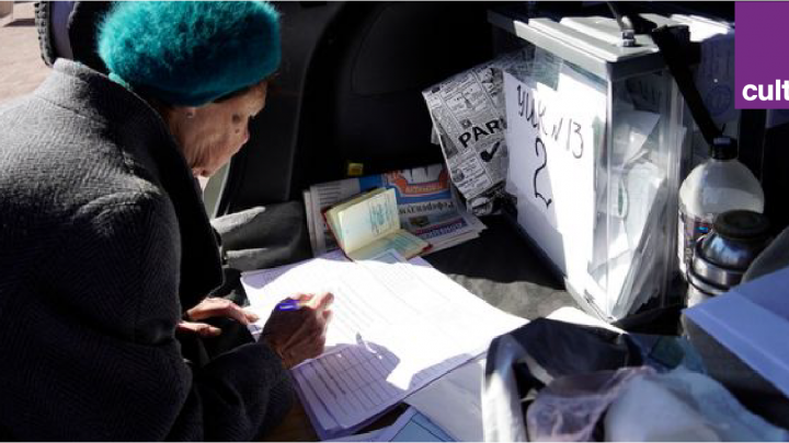 Une femme participe à un référendum dans un bureau de vote mobile à Mariupol, territoire ukrainien occupé, le 25 septembre 2022.
