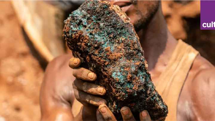 Homme portant un morceau de cobalt