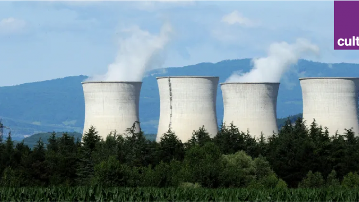 Les quatre cheminées de la centrale nucléaire du Bugey, dans l'Ain, entourées par les arbres