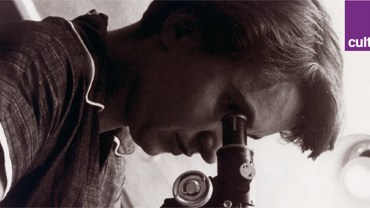 Rosalind Frankin regardant dans un microscope