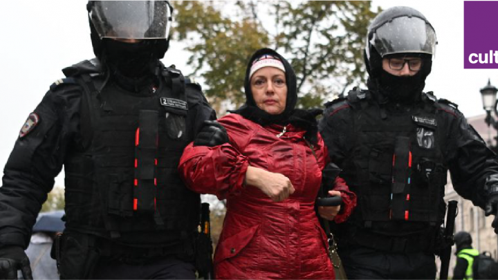 Arrestation d'une manifestante russe par deux policiers.