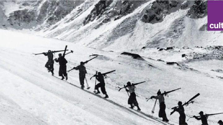 Photographie d'un cours de ski à Sambata, en Transylvanie, dans les années 1930. - ©Archive Honterus de Brasov Photographie d'un cours de ski à Sambata, en Transylvanie, dans les années 1930.