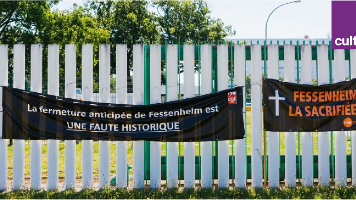 25 juin 2020, France, Fessenheim : banderoles de protestation contre la fermeture sont accrochées sur la clôture près de l'entrée du site de la centrale