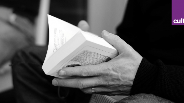 Mains tenant un livre