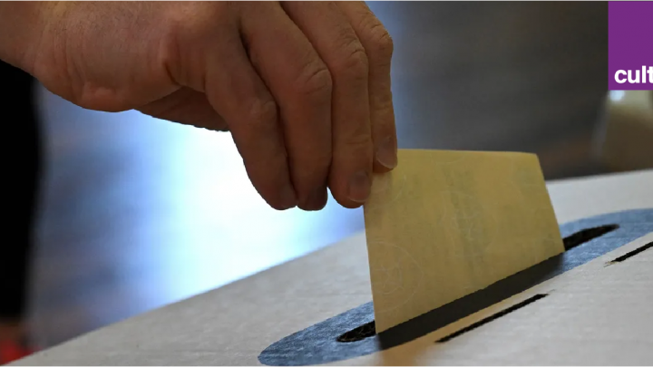 Un électeur dépose son bulletin de vote à Sydney en Australie