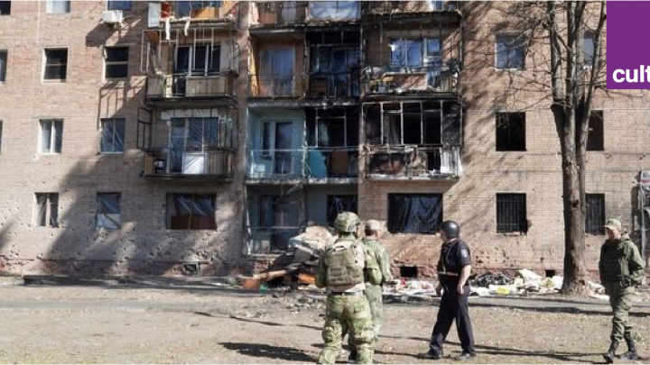 Des volontaires locaux passent devant un bâtiment endommagé par des frappes ukrainiennes à Koursk, le 16 août 2024.