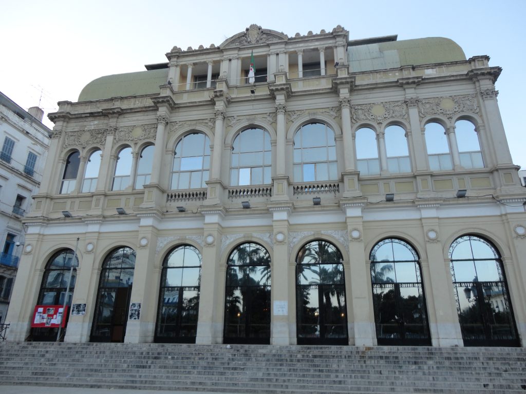Façade du théâtre National algérien, face au square Port Saïd